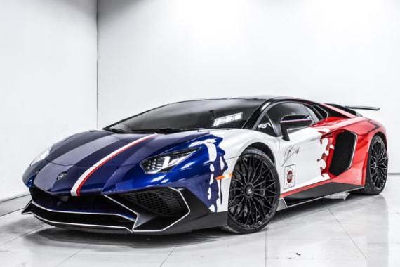 Áo mới cho chiếc siêu  xe Lamborghini Aventador SV của đại gia Minh Nhựa được thiết kế dạng decal với 3 tông màu chủ đạo: xanh, trắng và đỏ và được hoàn thiện trong 3 ngày bởi những tay độ có tiếng tại Việt Nam, theo giới thạo tin cho biết, tổng chi phí lên tới khoảng 45 triệu đồng.